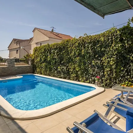 Family-friendly With Swimming Pool - Split - 7539 Apartmán *