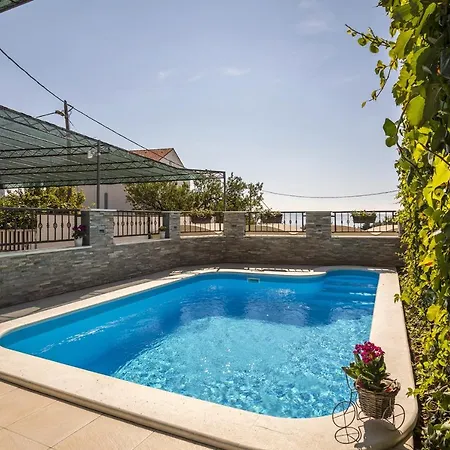 Family-friendly With Swimming Pool - Split - 7539 Apartmán