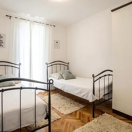 Family-friendly With Swimming Pool - Split - 7539 Apartmán Podstrana