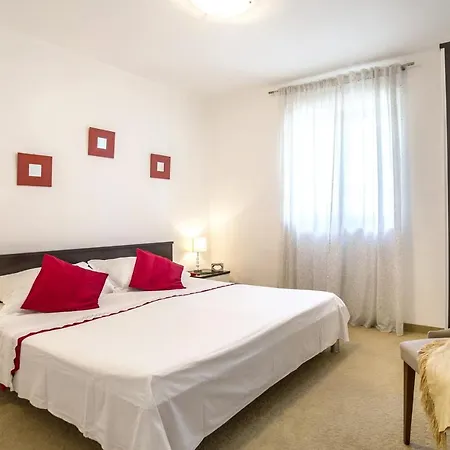 Family-friendly With Swimming Pool - Split - 7539 Apartmán *