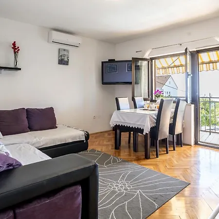 Family-friendly With Swimming Pool - Split - 7539 Apartmán